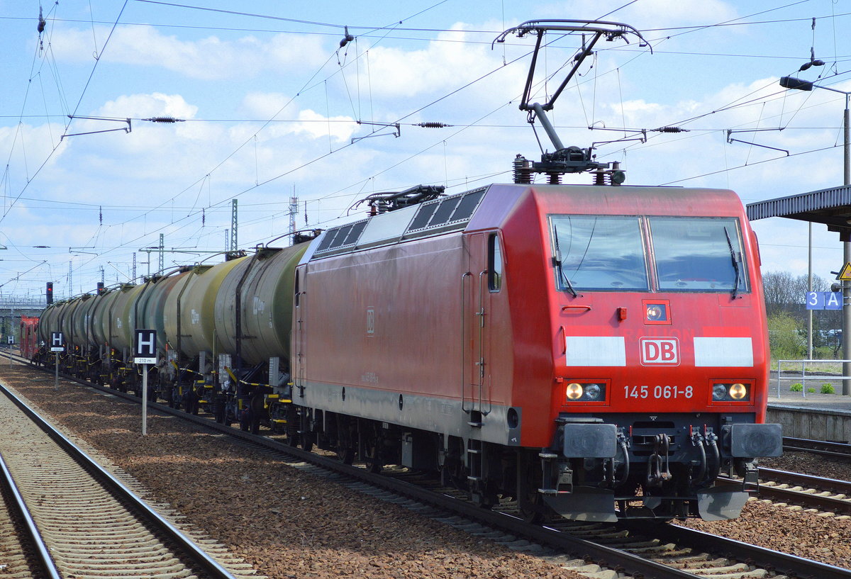 145 061-8 mit tschechischen Kesselwagen und am Ende des ZUges einen leerer PKW-Transportwagen am 20.04.17 BF. Flughafen Berlin-Schönefeld.