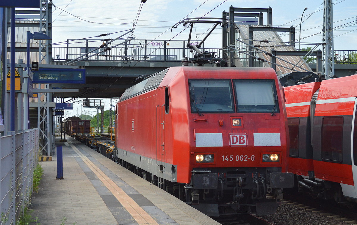 145 062-6 mit gemiscxhtem Güterzug am 29.05.17 Bf. Berlin-Hohenschönhausen.
