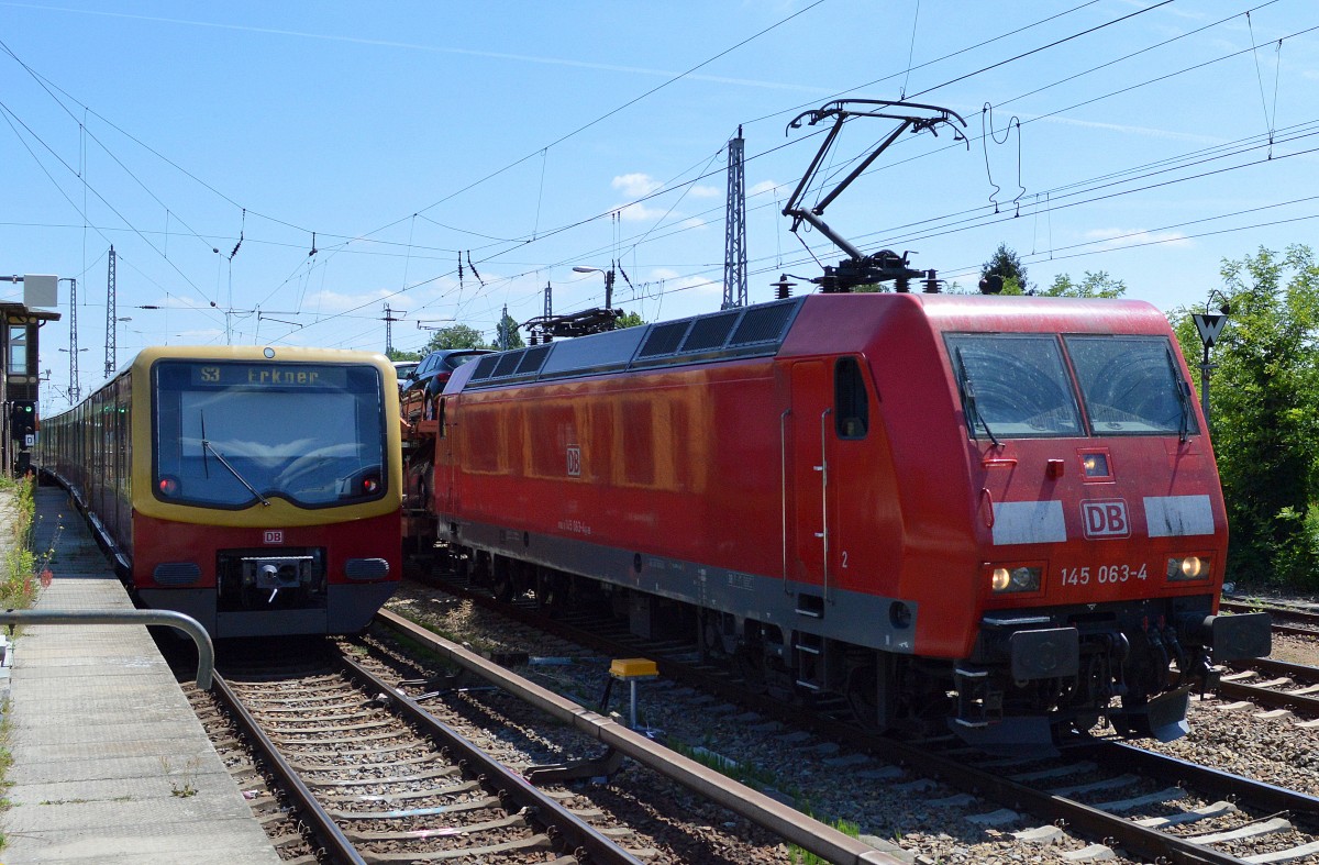 145 063-4 fährt nach einer längeren Pause im Gbf. Berlin-Köpenick mit einem PKW-Transportzug fabrikneuer Vauxhall Astra aab am 17.06.15