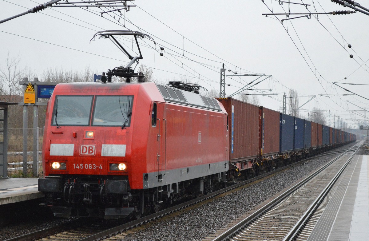 145 063-4 mit Containerzug am 04.12.15 Berlin-Hohenschönhausen.