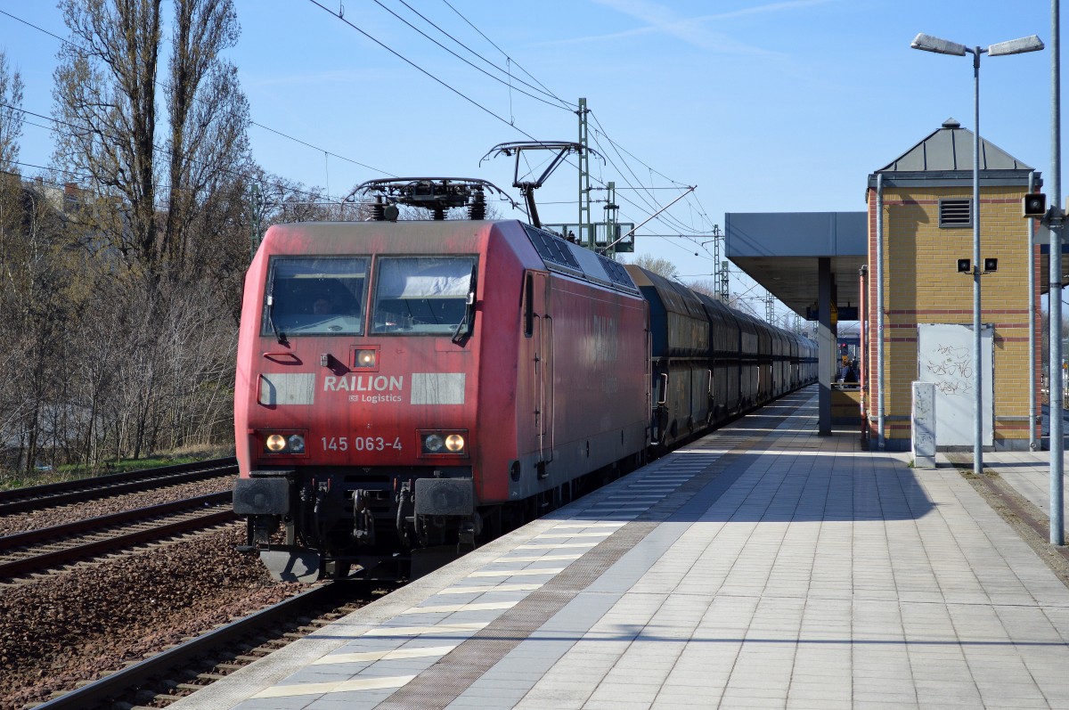 145 063-4 mit Ganzzug polnischer Schüttgutwagen Richtung Nordosten bei der Durchfahrt Bhf. Berlin-Jungfernheide, 20.03.14