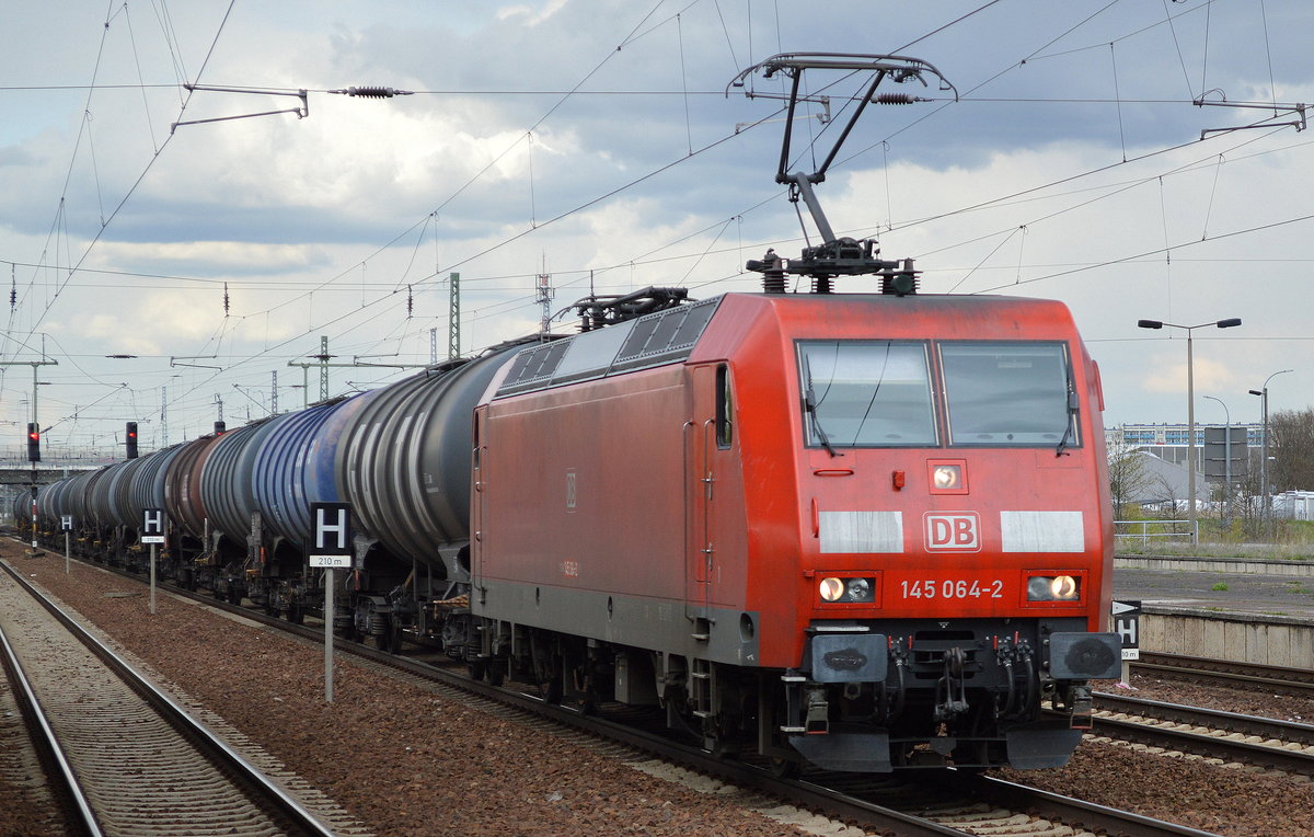 145 064-2 mit Kesselwagenzug am 26.04.17 BF. Flughafen Berlin-Schönefeld.