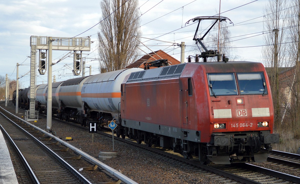 145 064-2 mit Kesselwagenzug Richtung Berliner Innenstadt am 13.01.15 Berlin-Heinersdorf.