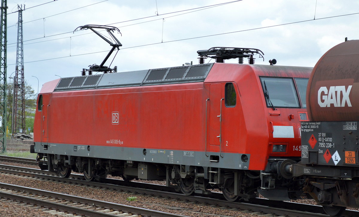 145 065-9 mit Kesselwagenzug im Bf.Flughafen Berlin-Schönefeld.  