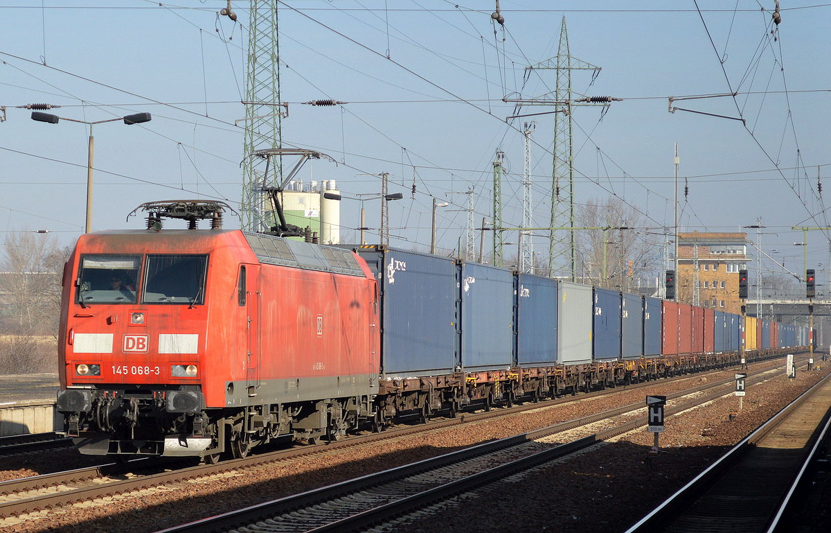 145 068-3 mit Containerzug am 14.02.17 Bf. Flughafen Berlin-Schönefeld.