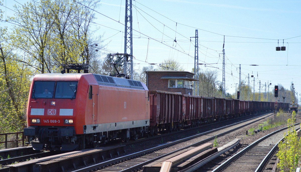 145 068-3 mit Ganzzug offener Güterwagen Richtung Bernau am 21.04.15 Berlin-Karow.