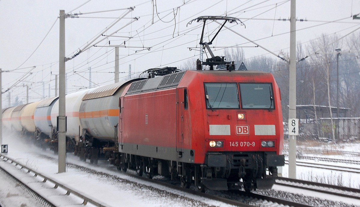 145 070-9 mit Kesselwagenzug Richtung Innenstadt am 28.01.14 Berlin-Blankenburg.