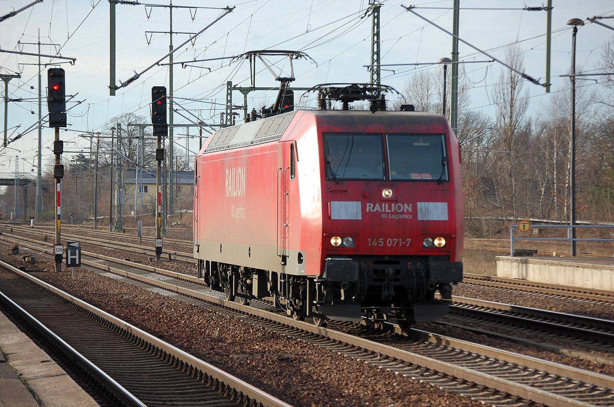 145 071-7 bei der Durchfahrt am 17.12.13 Bhf. Flughafen Berlin-Schönefeld.