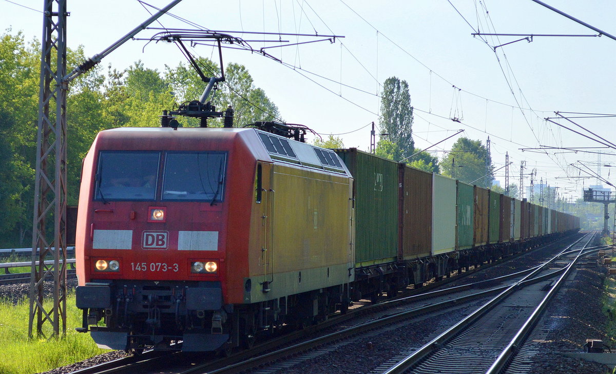 145 073-3 mit Containerzug am 19.05.17 Berlin-Hohenschönhausen.