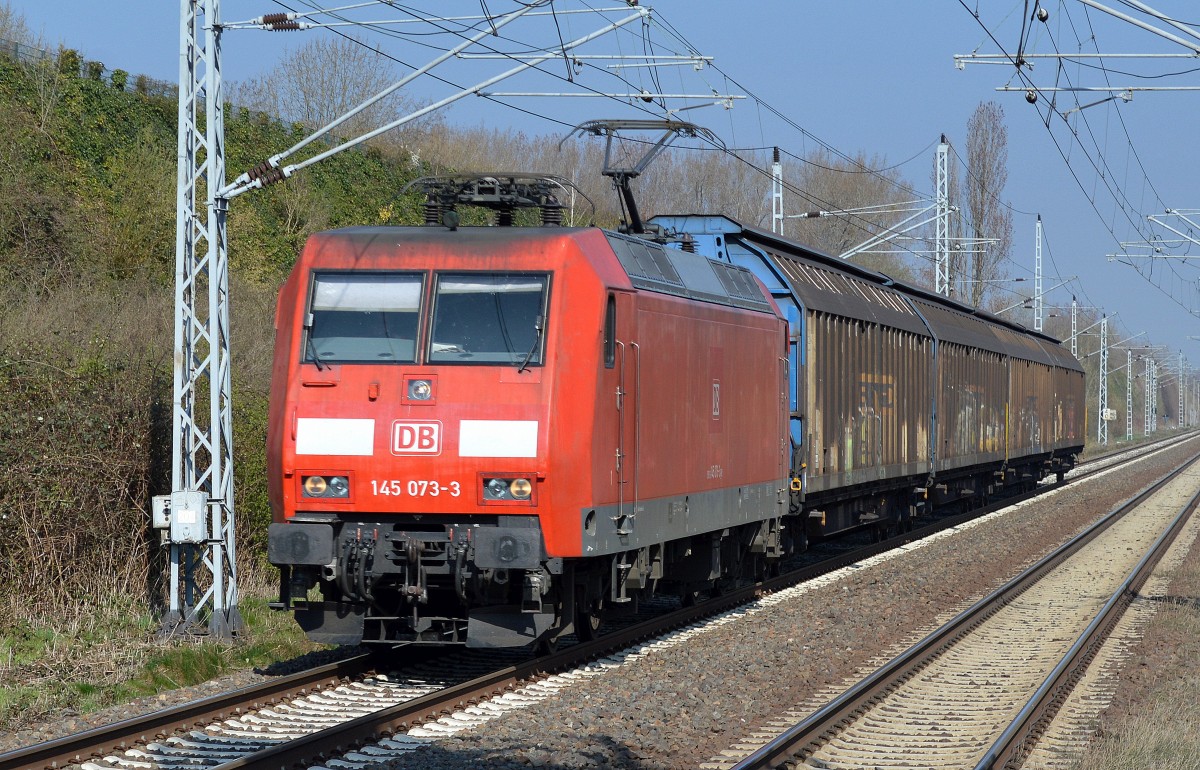 145 073-3 mit einigen Schiebewandwagen am 10.04.15 Berlin-Hohenschönhausen.