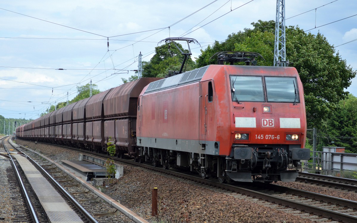 145 076-6 mit einem Schüttgutwagenzug am 21.07.15 Berlin-Friedrichshagen.