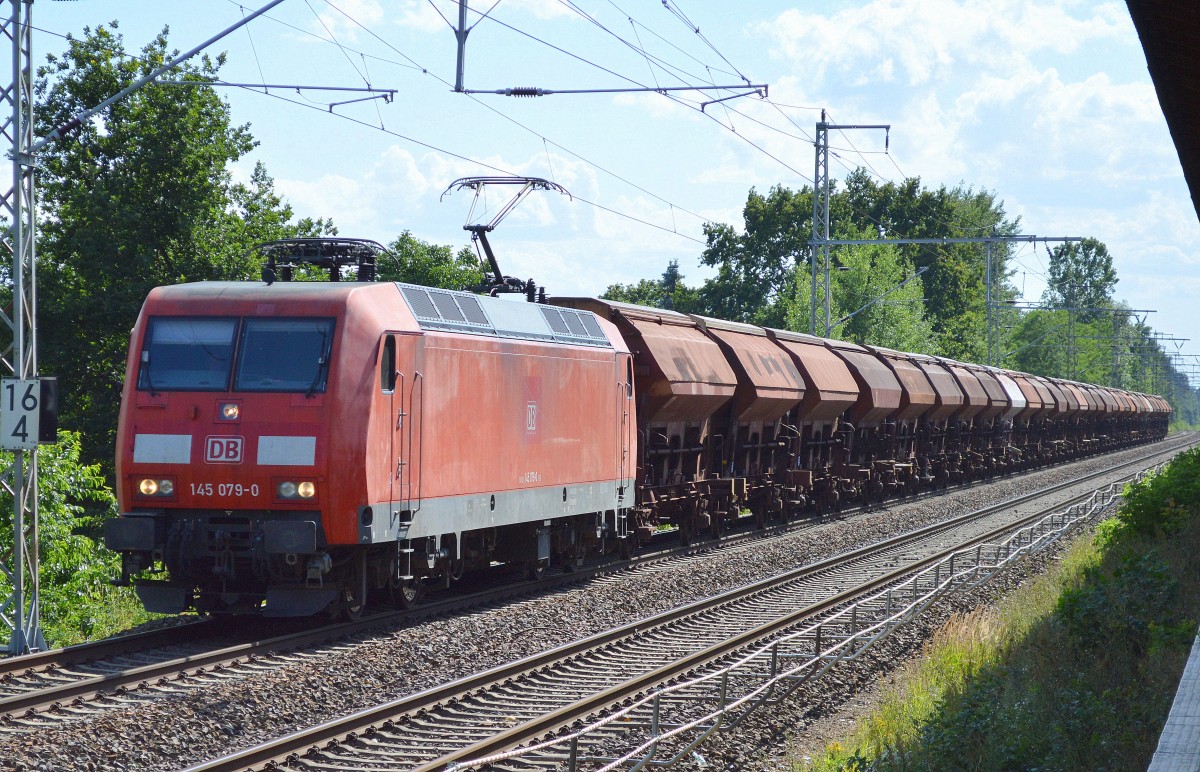 145 079-0 mit einem Ganzzug gedeckter Schüttgutwagen am 25.07.15 Röntgental bei Berlin Richtung Bernau.