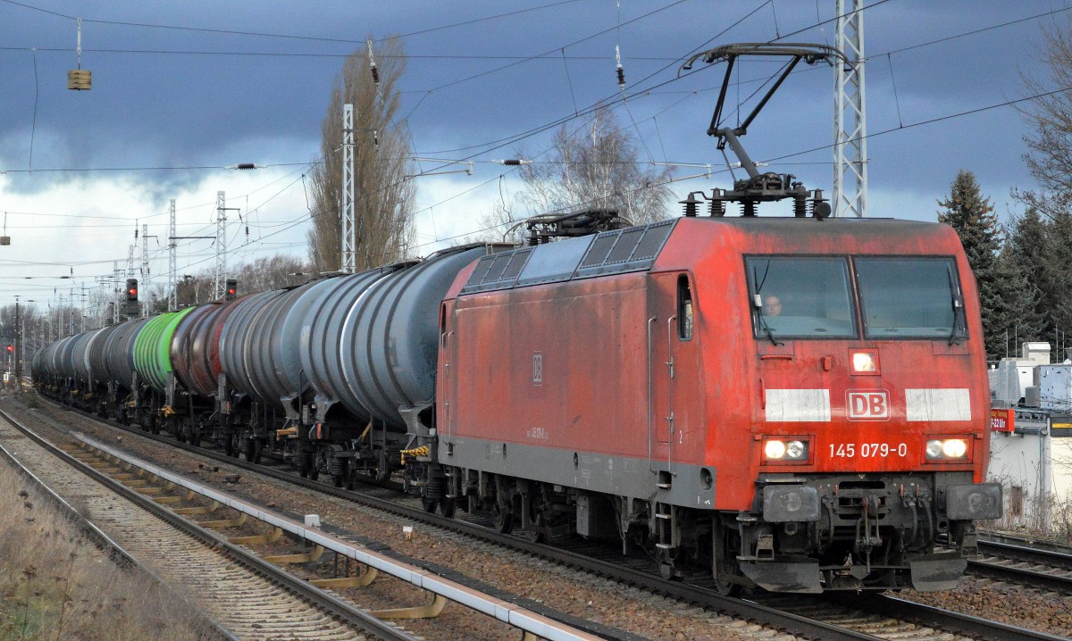 145 079-0 mit Kesselwagenzug am 02.01.15 Berlin-Karow.