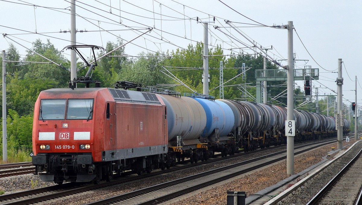 145 079-0 mit Kesselwagenzug (leer) Richtung Stendell am 25.06.15 Berlin-Blankenburg.
