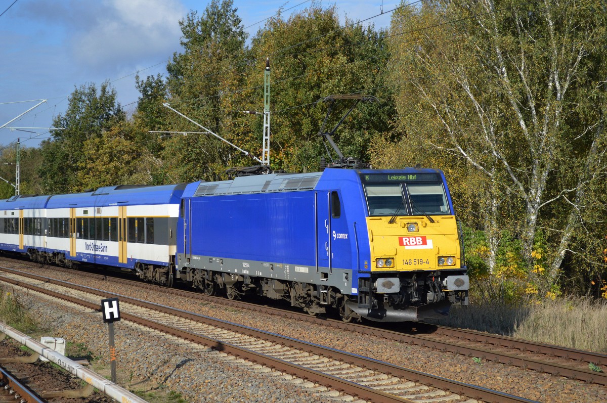 146 519-4 schiebt den InterConnex nach Warnemünde am 21.10.14 Mühlenbeck/Mönchmühle, ab Anfang Dezember ist unser einziger farbiger und privater Fernzug dann Geschichte und wird eingestellt. Die 146ér werden dann wohl endgültig Güterzuglokomotiven und wir Bahnfotografen werden uns dann wohl wie sowieso meistens an schönen privaten Güterzuglokomotiven und den wunderschönen polnischen Husarz erfreuen um das DB Farb-Einerlei von Rot und ICE/IC-Weiß zu ertragen, der uns seit vielen Jahren nervt.