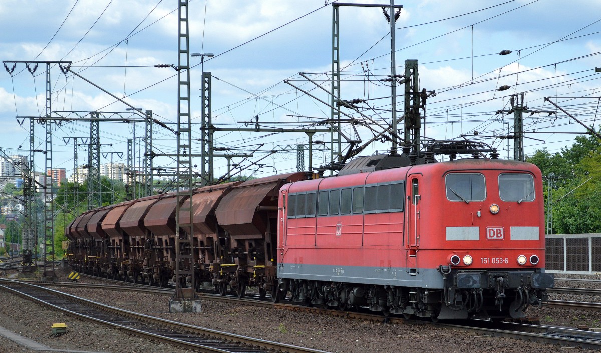 151 053-6 mit einem Ganzzug gedeckter Schüttgutwagen bei der Durchfahrt im Bhf. Fulda am 16.05.14