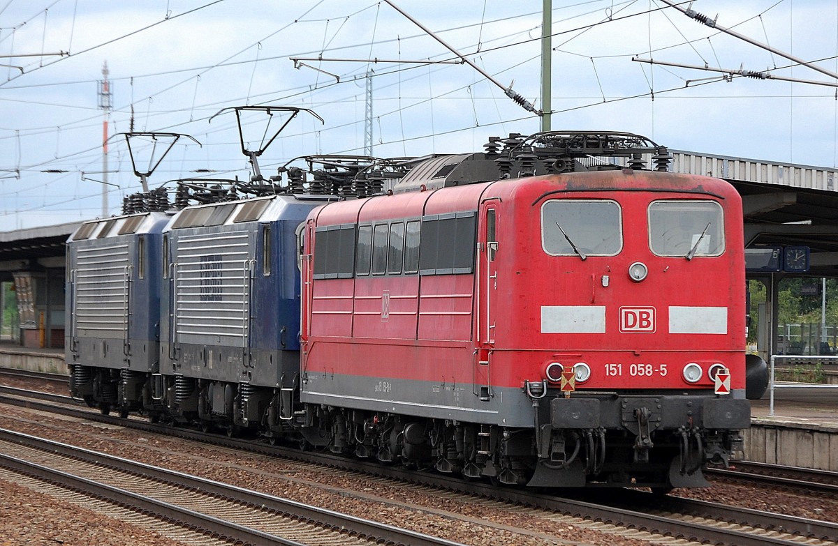 151 058-5 am Haken von RBH 119/143 571-8 + 110/143 084-2 amm 04.09.13 bei der Durchfahrt im Bhf. Flughafen Berlin-Sch�nefeld. 