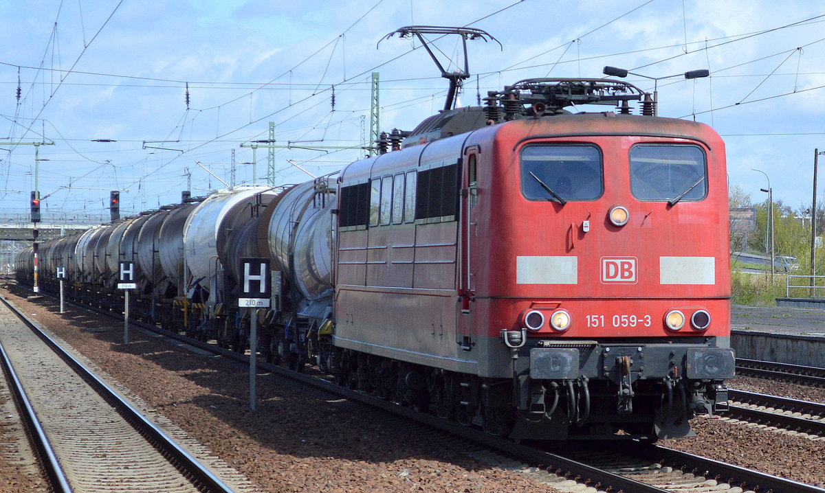 151 059-3 mit einem Knickkesselwagenzug (Kreideschlamm) am 22.04.17 Bf. Flughafen Berlin-Schönefed. 