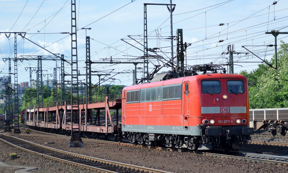 151 077-5 mit einem Leerzug PKW-Transportwagen am 24.05.14 Durchfahrt Bhf. Fulda.