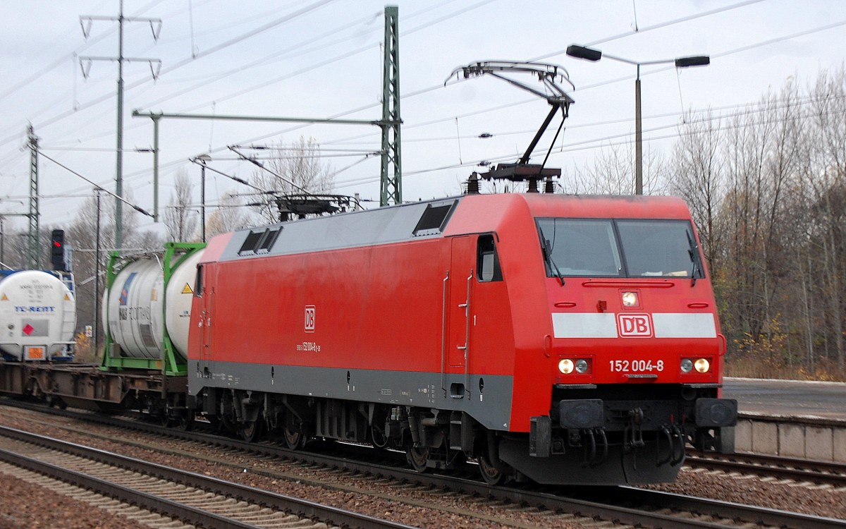 152 004-8 f�hrt mit Containerzug zum Kurzhalt im Bhf. Flughafen Berlin-Sch�nefeld ein, 21.11.13