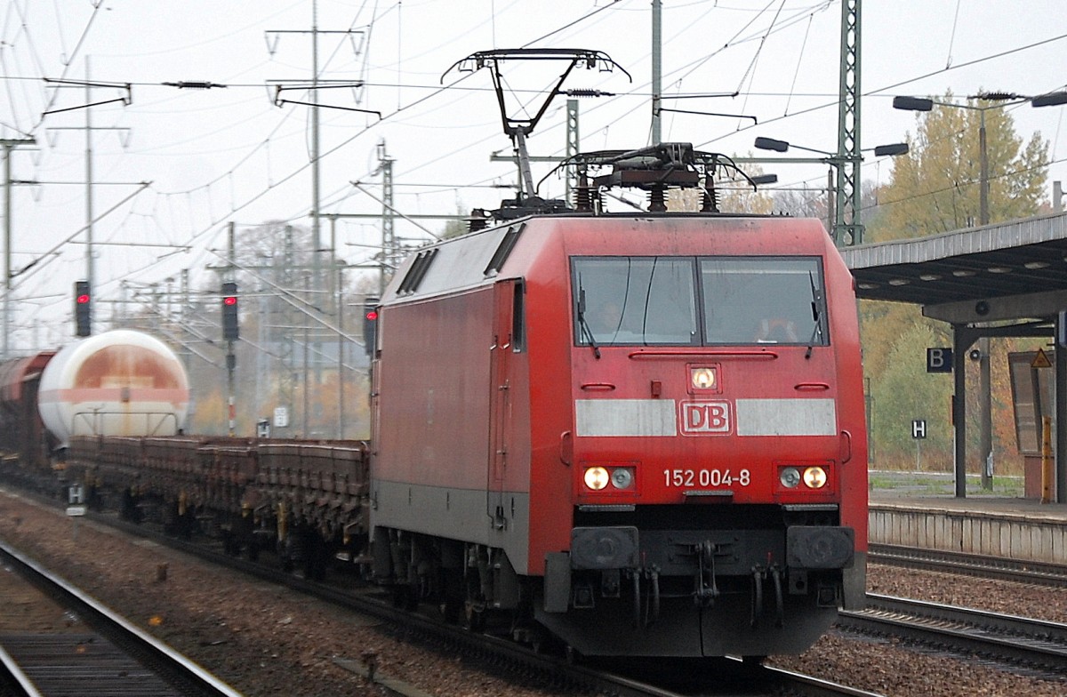 152 004-8 mit einem gemischten G�terzug bei der Durchfahrt im Bhf. Flughafen Berlin-Sch�nefeld, 16.10.13 