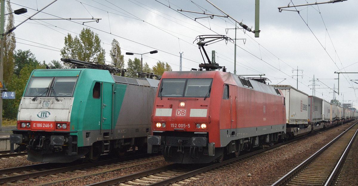 152 005-5 mit KLV-Zug (DB SCHENKER Trailer) am 25.09.17 Bf. Flughafen Berlin-Schönefeld.