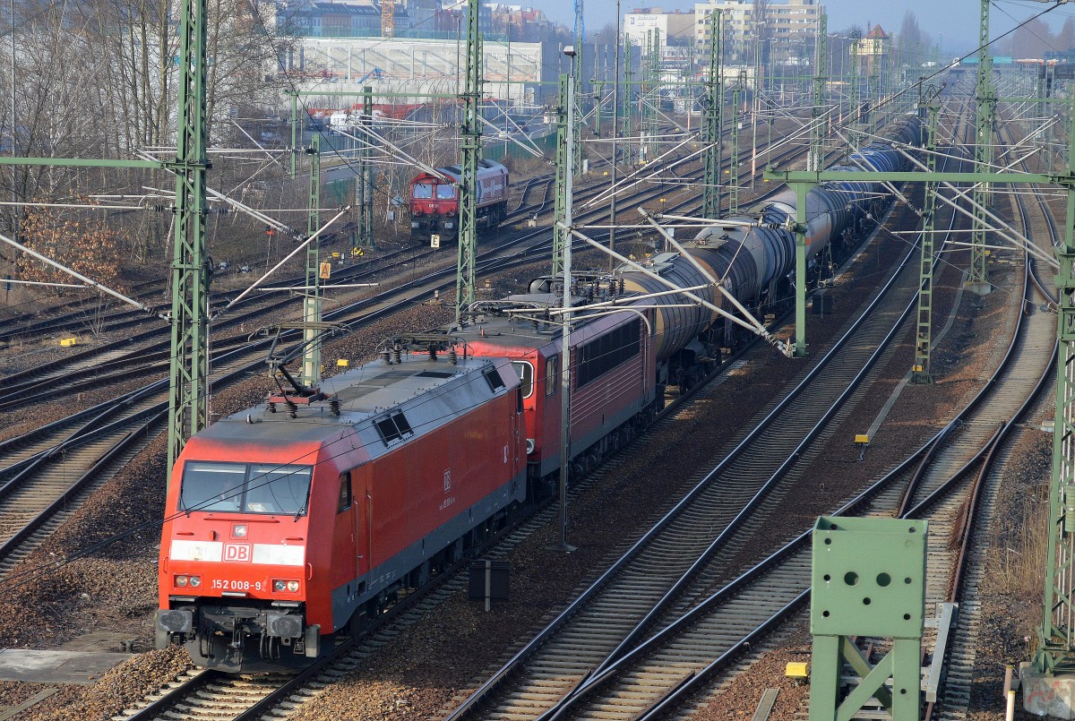 152 008-9 mit 155´er und Kesselwagenzug am Haken Richtung Schwedt am 10.03.15 Berlin-Putlitzbrücke.