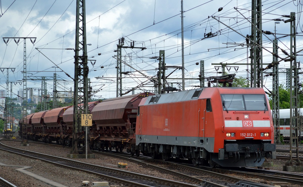 152 012-1 mit Ganzzug gedeckter Schüttgutwagen am 23.05.14 Durchfahrt Bhf. Fulda.