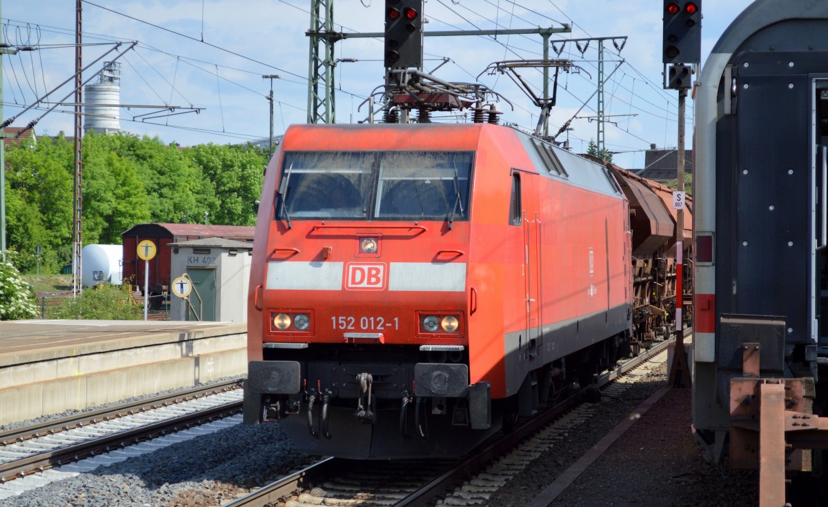 152 012-1 mit Ganzzug gedeckter Schüttgutwagen am 31.05.14 Durchfahrt Bhf. Fulda.