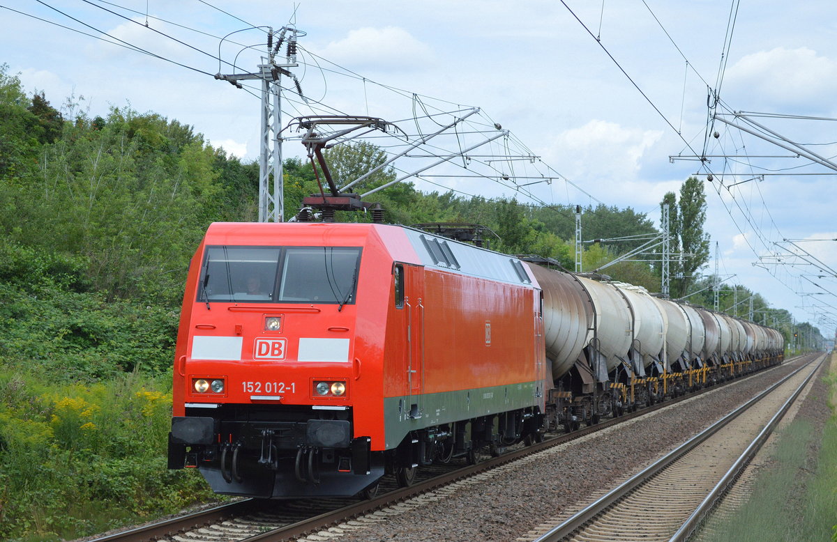 152 012-1 mit Ganzzug Knickkesselwagen (Kreidesclamm) am 05.08.17 Berlin-Hohenschönhausen.