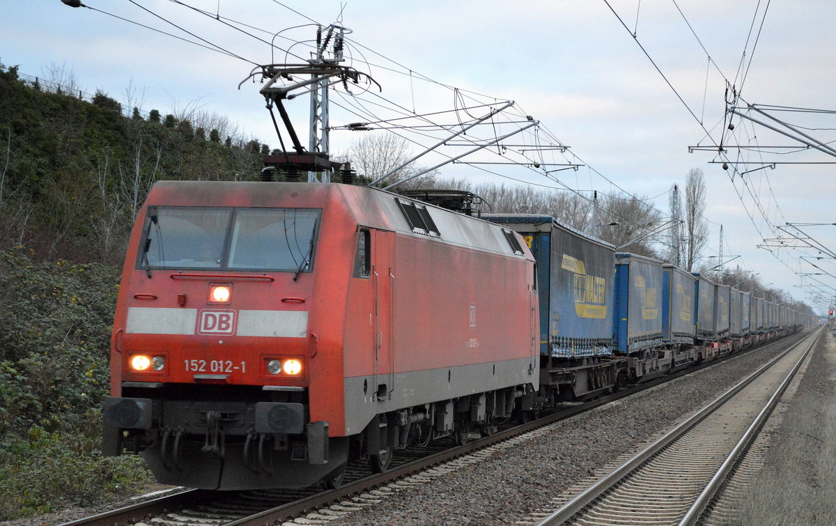 152 012-1 mit KLV-ZUg (LKW-Walter Trailer) am 15.12.16 Berlin-Hohenschönhausen.