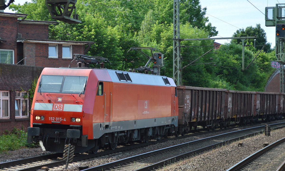 152 015-4 mit einem Ganzzug offener Drehgestellwagen am 20.06.17 Bf. Hamburg-Harburg.