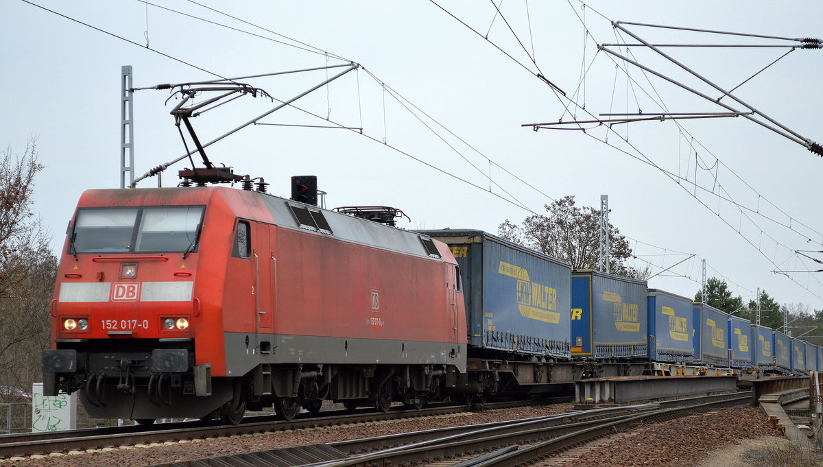 152 017-0 mit KLV-Zug (LKW-WALTER) am 04.04.16 Berlin-Wuhlheide.