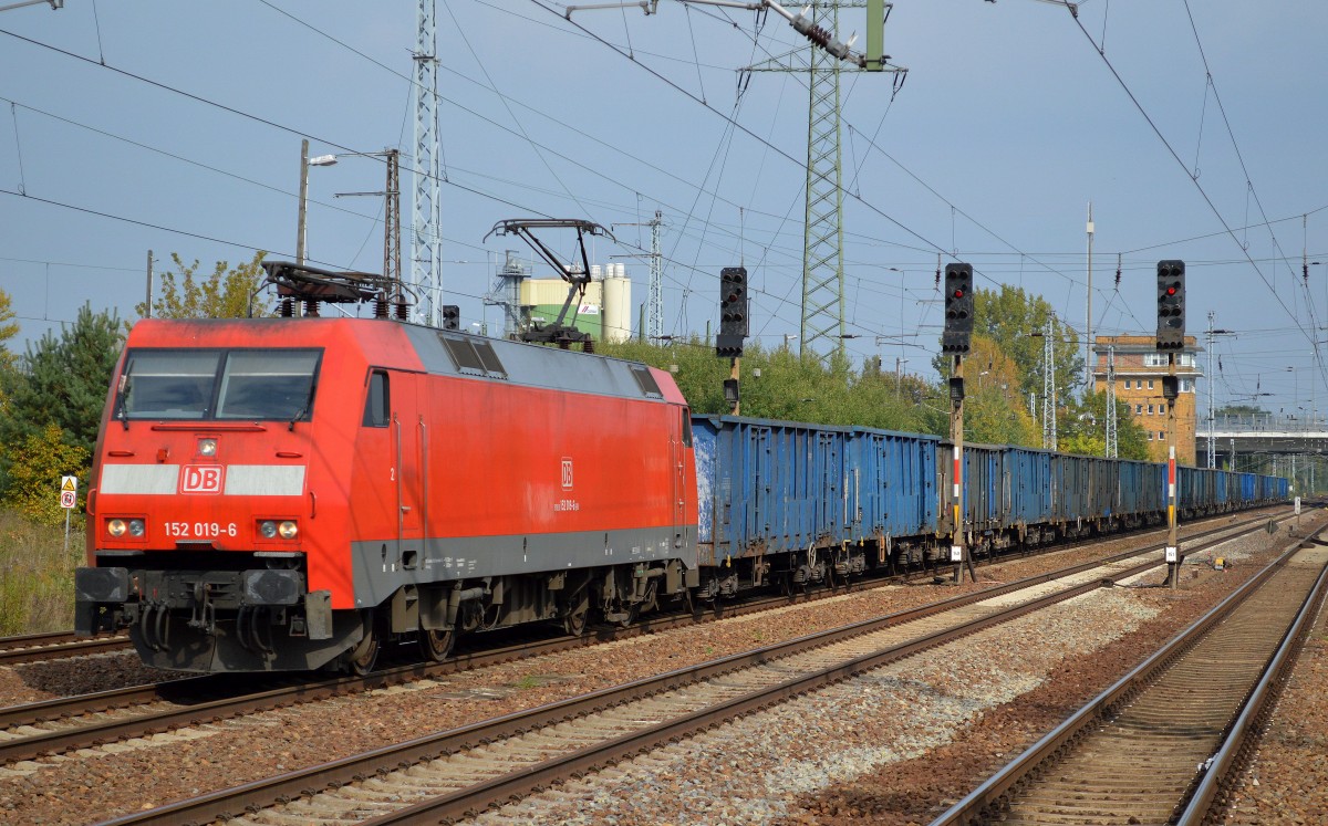 152 019-6 mit Ganzzug polnischer offener Güterwagen am 02.10.14 Bhf. Flughafen Berlin-Schönefeld.