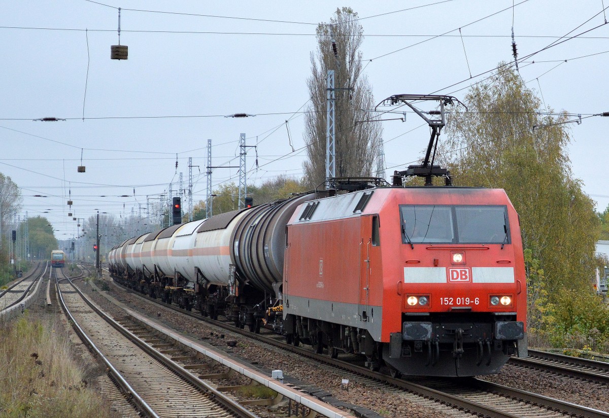 152 019-6 mit Kesselwagenzug am 23.10.14 Berlin-Karow. 