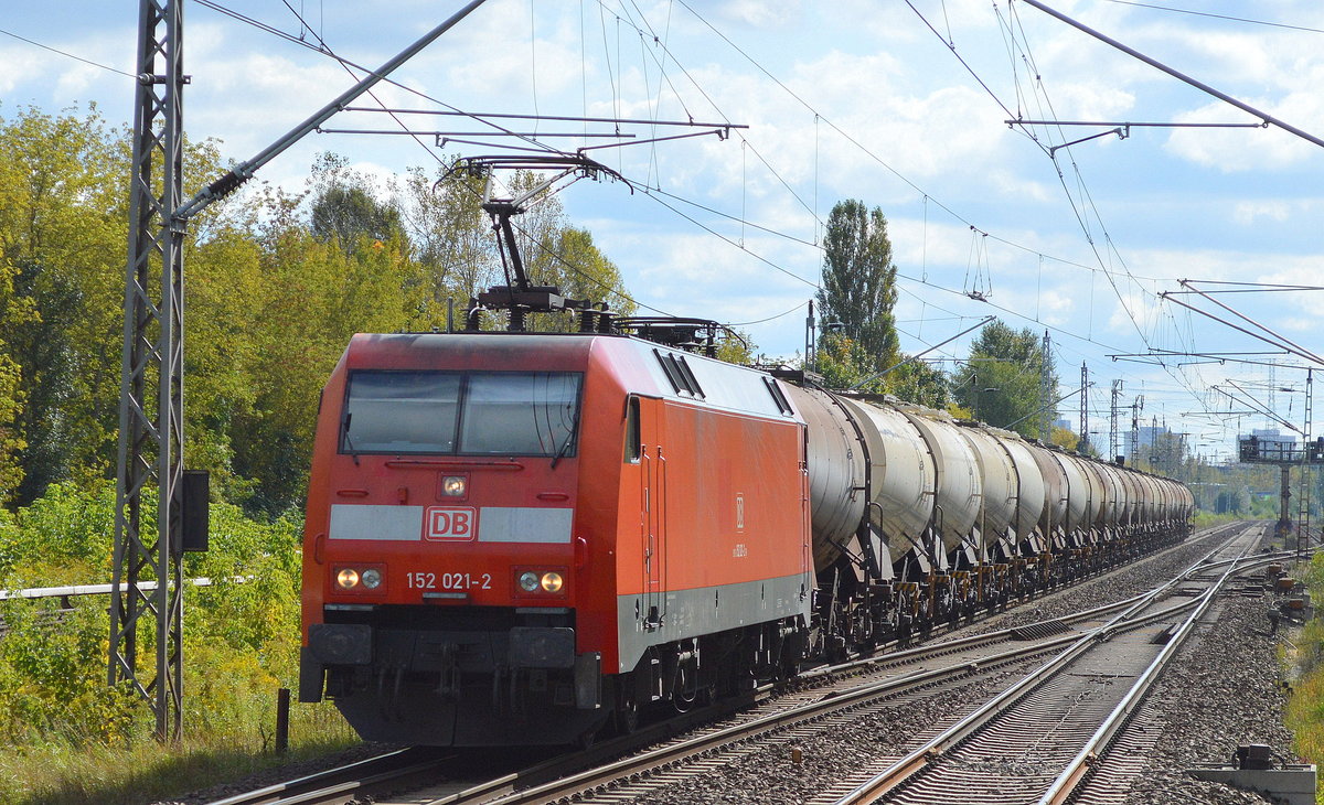 152 021-3 mit Knickkesselwagen (Kreideschlamm) am 22.09.17 Berlin-Hohenschönhausen.