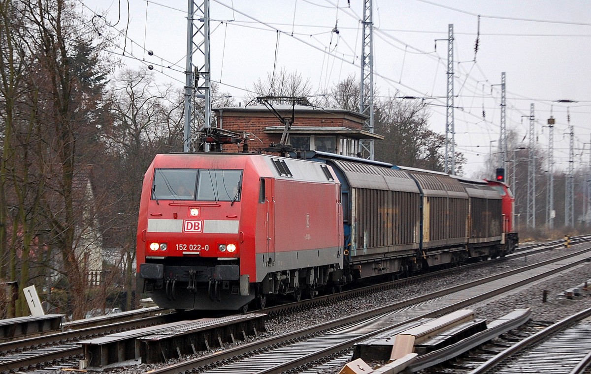152 022-0 mit einigen Schiebewandwagen und 298 330-2 am Ende des Zuges Richtung Bernau am 20.01.14 Berlin-Karow.  
