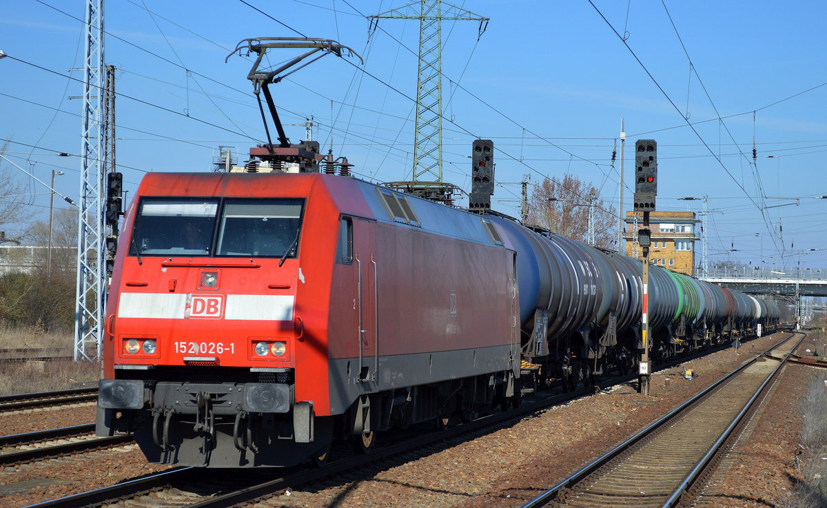 152 026-1 fährt für eine Pause mit Kesselwagenzug (Benzin) in Bf. Flughafen Berlin-Schönefeld ein, 28.03.17