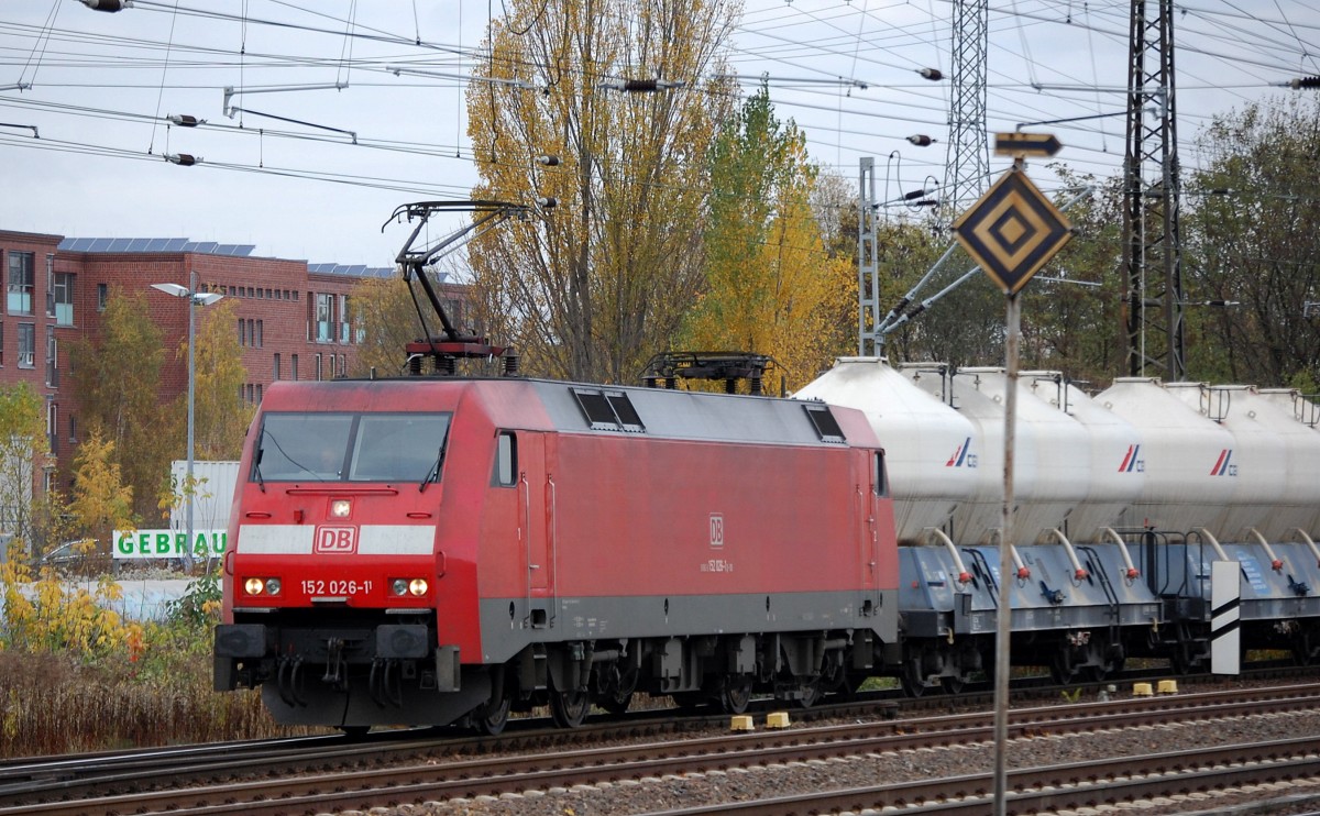 152 026-1 kommt aus dem Industrie�bergabegebiet Berlin Nordost mit einem Ganzzug CEMEX Staubgutwagen am 11.11.13 Berlin-Springpfuhl. 