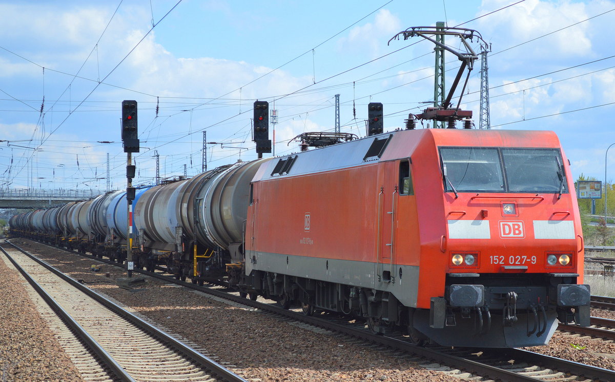 152 027-9 mit Kesselwagenzug am 26.04.17 Bf. Flughafen Berlin-Schönefeld.