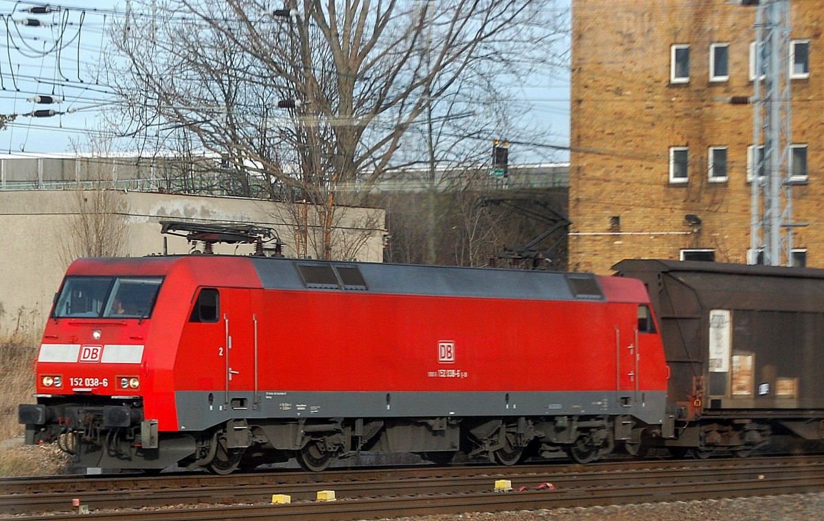 152 038-6 mit einem Güterzug hauptsächlich Schiebewandwagen am 04.01.14 Bhf. Flughafen Berlin-Schönefeld.