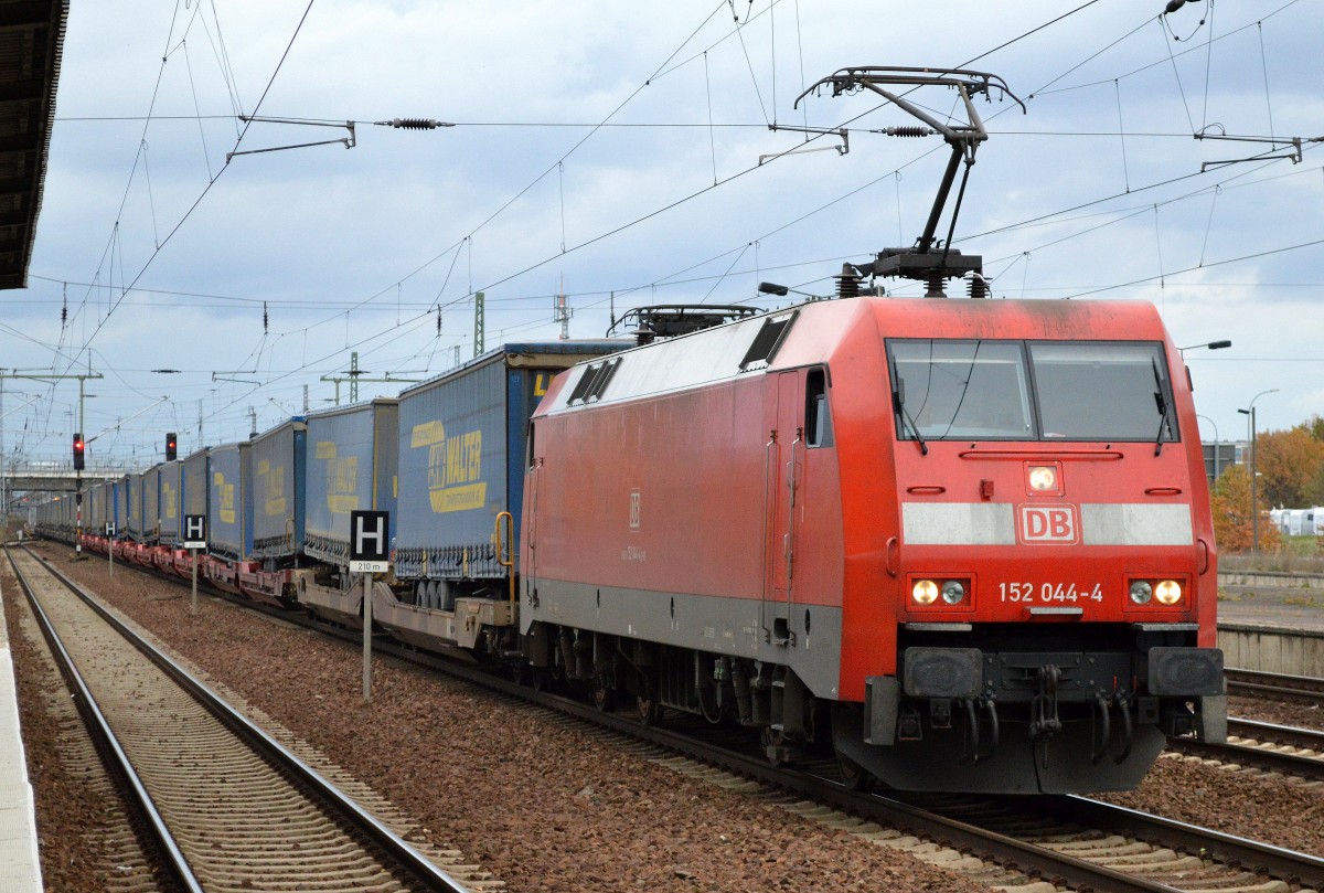 152 044-4 mit einem Taschenwagenzug am 09.11.15 Bhf. Flughafen Berlin-Schönefeld.