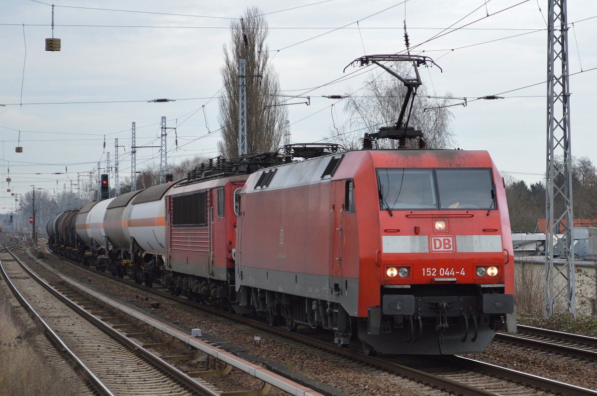152 044-4 mit einer einer 155ér und einigen Kesselwagen am 15.12.14 Berlin-Karow.