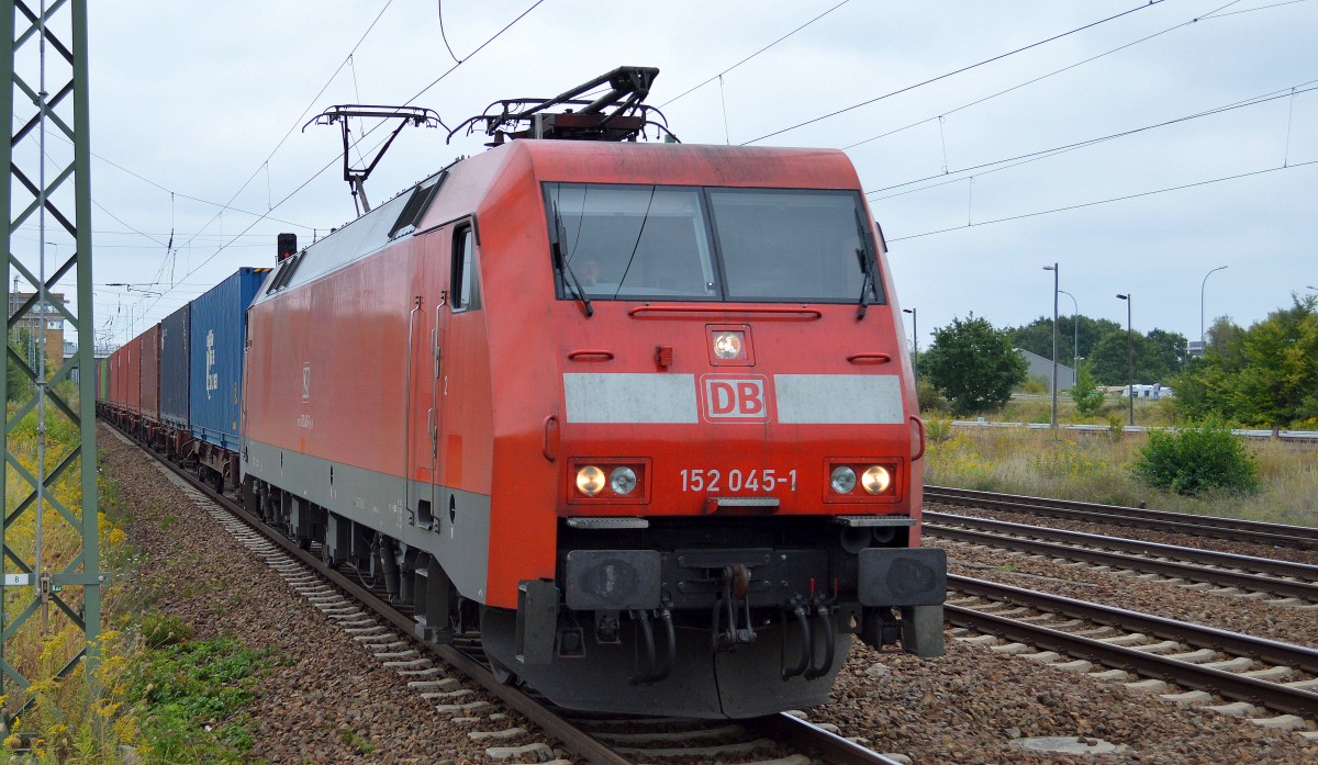 152 045-1 mit Containerzug bei der Durchfahrt Bhf. Flughafen Berlin-Schönefeld, 01.09.14