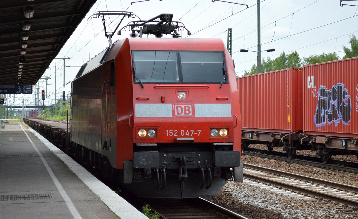 152 047-7 fährt mit schwach ausgelastetem Containerzug kurz zum Personalwechsel im Bhf. Flughafen Berlin-Schönefeld ein, 26.06.14
