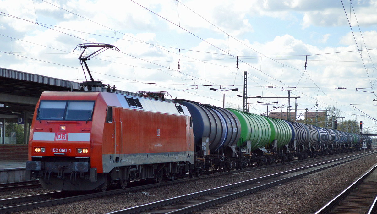 152 050-1 mit Kesselwagenzug am 06.04.17 Bf. Flughafen Berlin-Schönefeld.