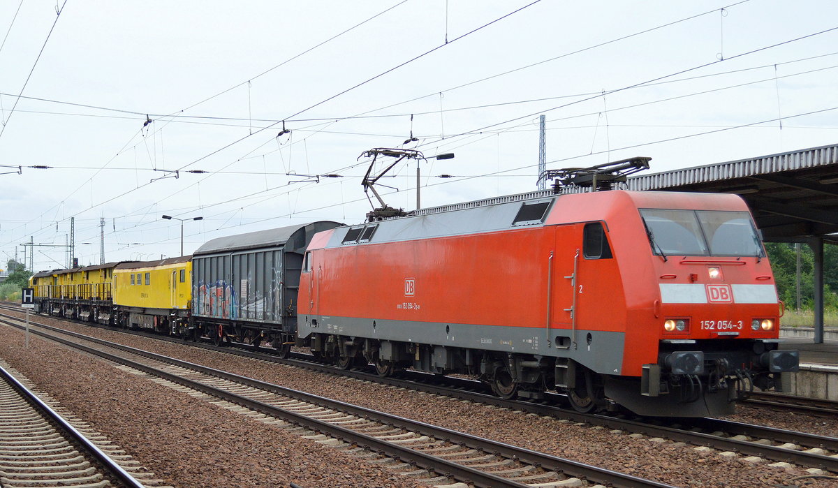 152 054-3 hat den Schienenschleifzug SPENO RPS 32-1 am Haken am 04.08.16 Bf. Flughafen Berlin-Schönefeld.