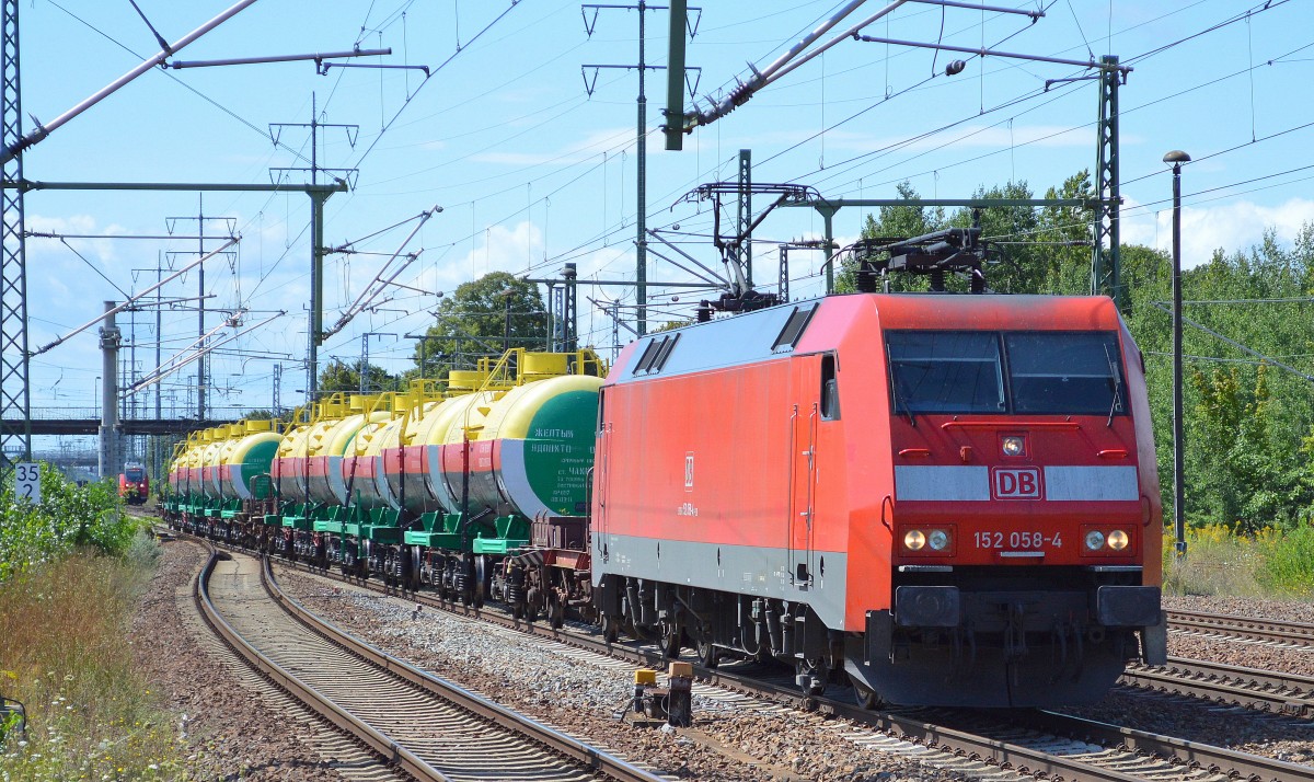 152 058-4 fährt mit den bunten kasachischen Kesselwagen für den Transport von Phosphor für eine Pause im Bhf. Flughafen Berlin-Schönfeld ein bevor es nach Mukran weitergeht, 12.08.14