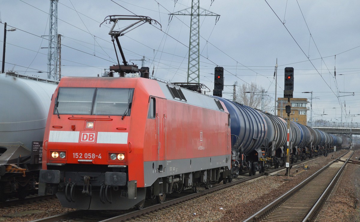 152 058-4 mit Kesselwagenzug am 23.02.16 Bhf, Flughafen Berlin-Schönefeld.