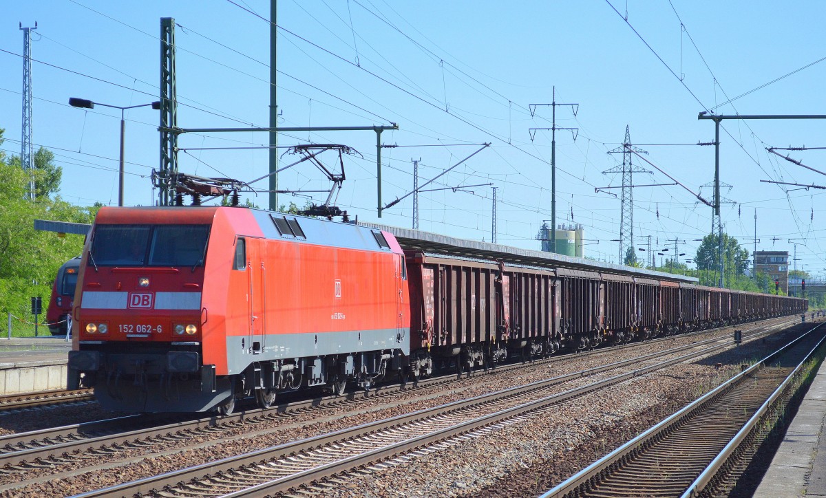152 062-6 mit Ganzzug Rolldachwagen (Kalk) am 04.06.15 Durchfahrtb Bhf. Flughafen Berlin-Schönefeld.